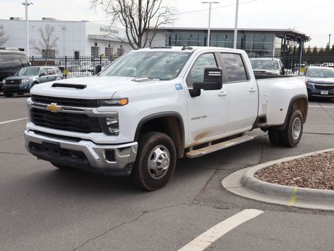 Used 2024 Chevrolet Silverado 3500 LT image 16