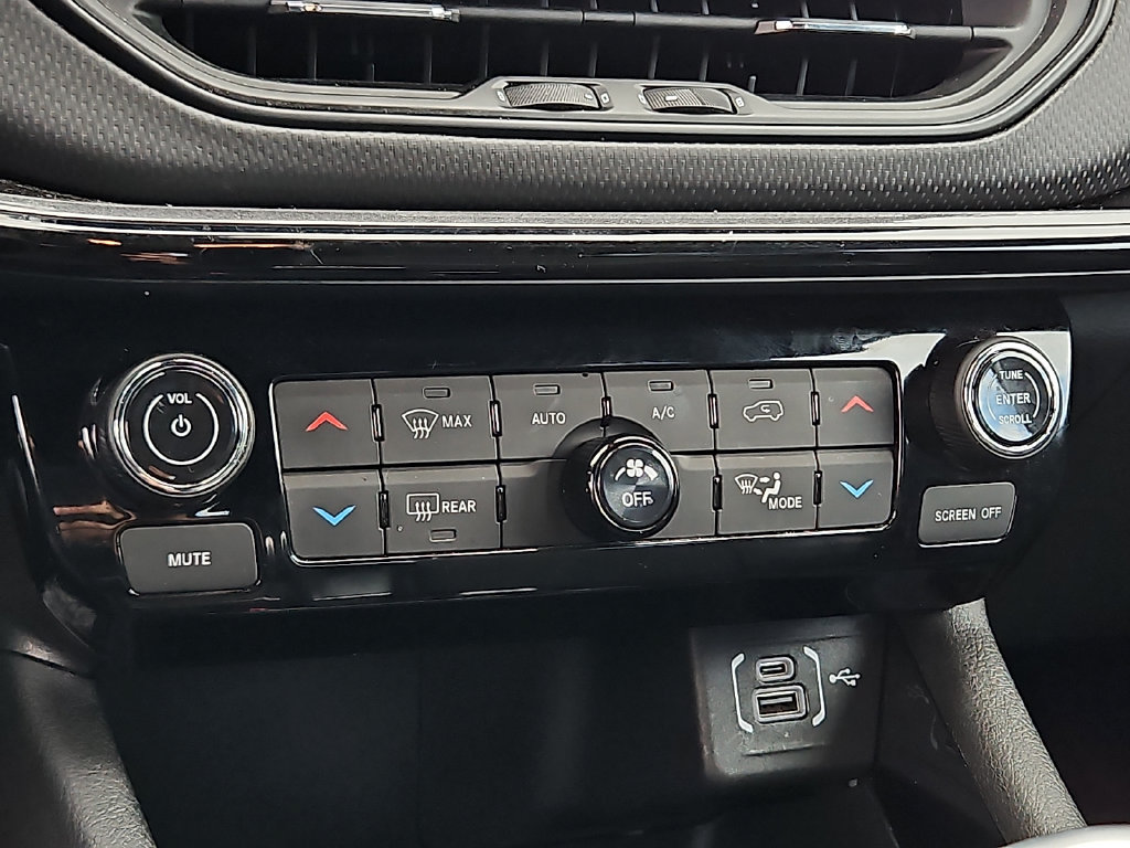 Used 2025 Jeep Compass Latitude w/ Convenience Group AWD/4WD image 17