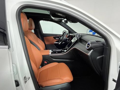 Used 2025 Mercedes-Benz GLC 300 4MATIC image 23