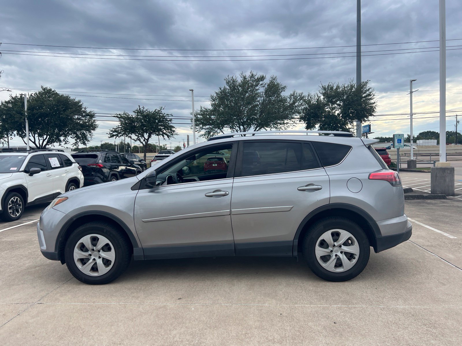 Used 2018 Toyota RAV4 LE FWD image 2