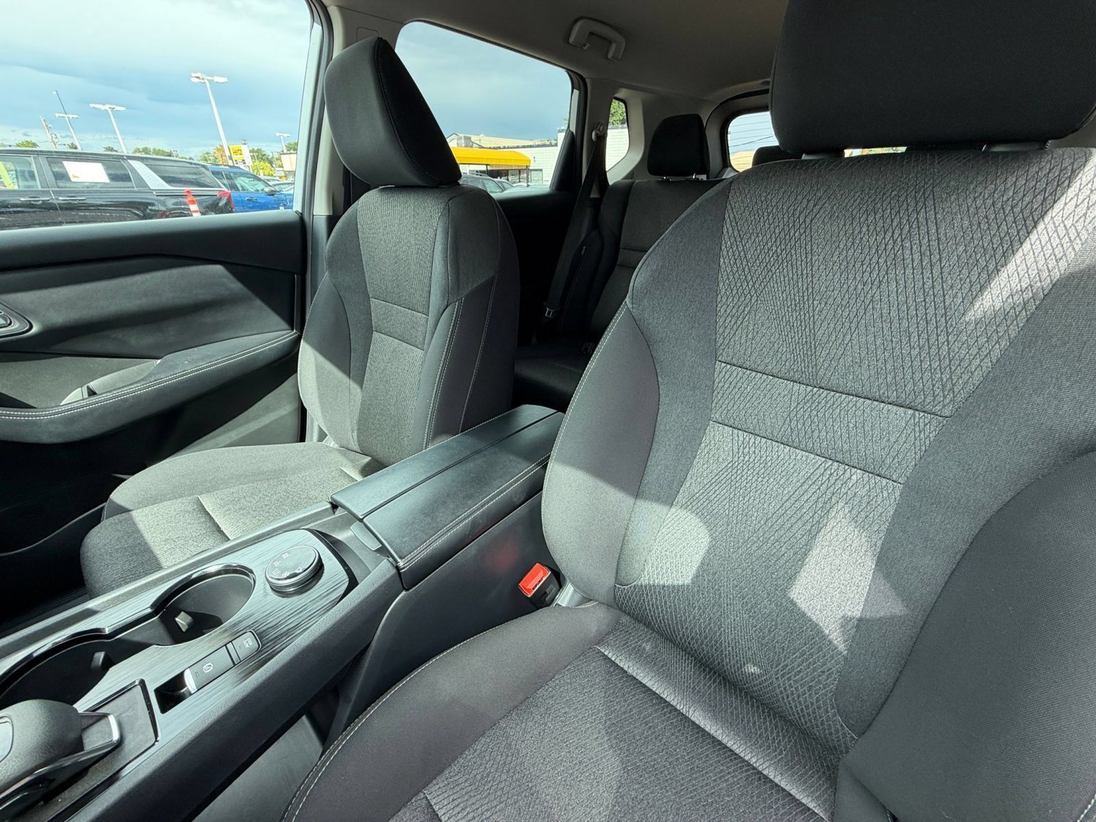 Used 2025 Nissan Rogue SV AWD/4WD image 37