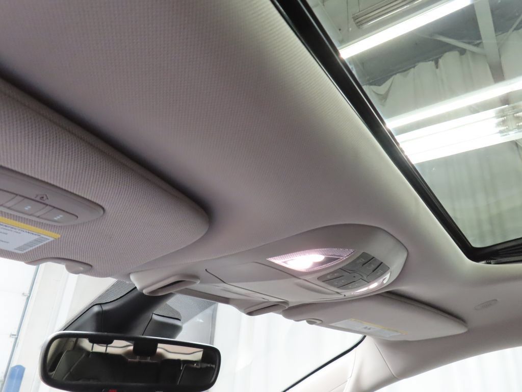Used 2024 Chrysler Pacifica Limited FWD image 23