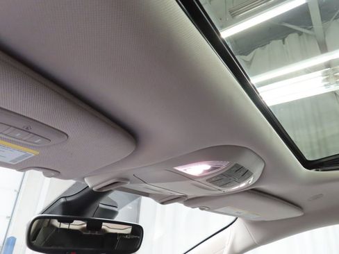 Used 2024 Chrysler Pacifica Limited FWD image 23