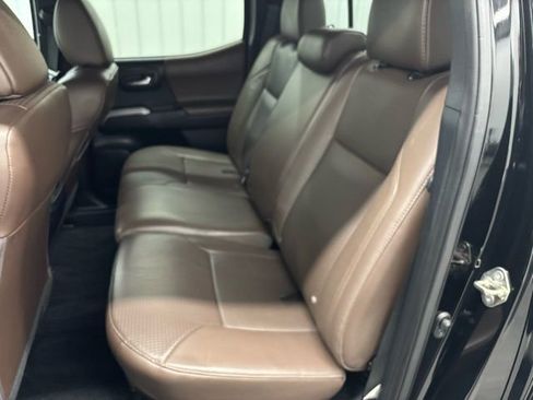 Used 2016 Toyota Tacoma Limited w/ Towing Package image 10