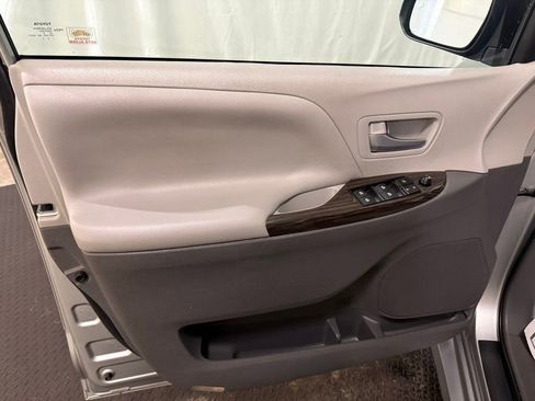 Used 2019 Toyota Sienna XLE w/ XLE Navigation Package image 22