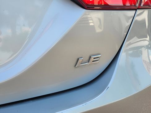 Used 2021 Toyota Camry LE image 10