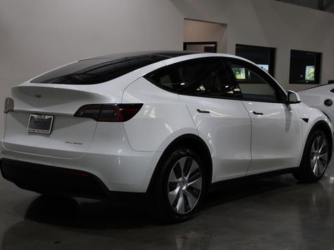 Used 2021 Tesla Model Y Long Range image 14