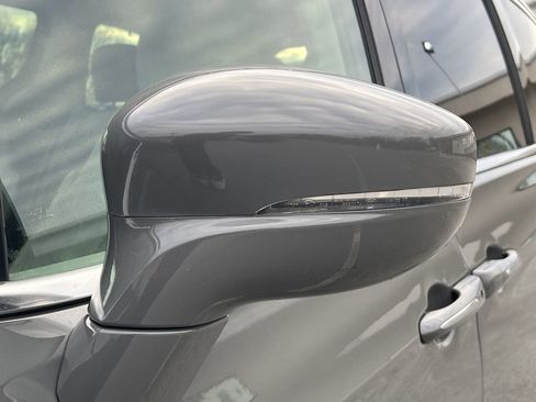 Used 2021 Chrysler Pacifica Touring-L image 37