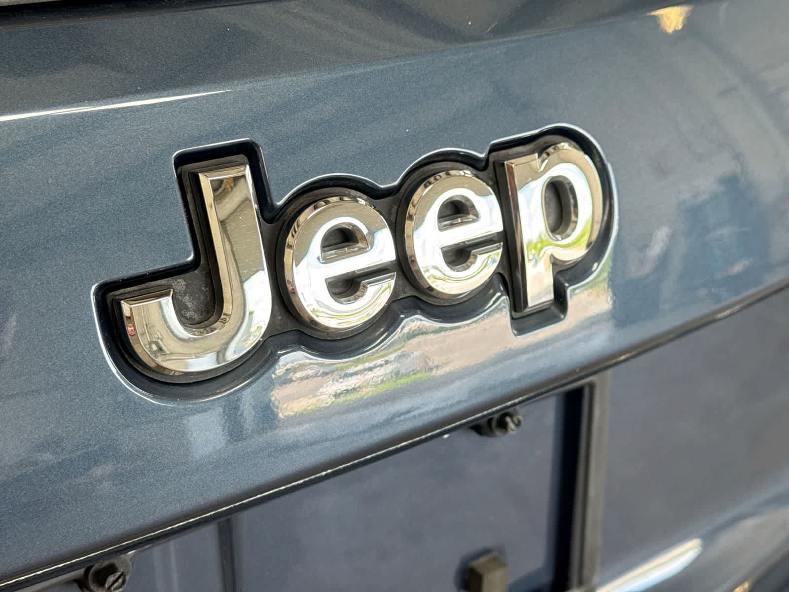 Used 2019 Jeep Grand Cherokee Overland AWD/4WD image 18