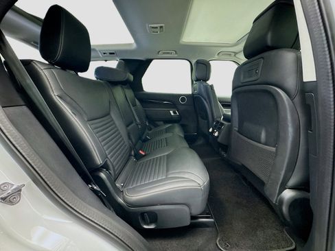 Used 2024 Land Rover Discovery S image 19