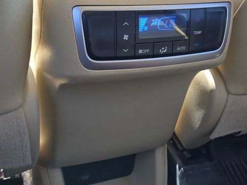 Used 2019 Toyota Highlander XLE AWD/4WD image 11