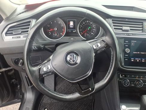 Used 2018 Volkswagen Tiguan SEL AWD/4WD image 16
