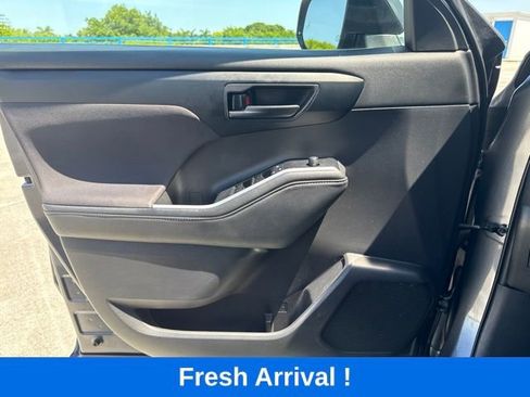 Used 2021 Toyota Highlander LE FWD image 12