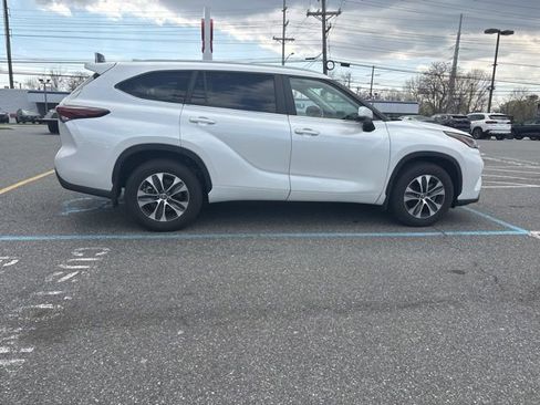 Used 2024 Toyota Highlander XLE image 5