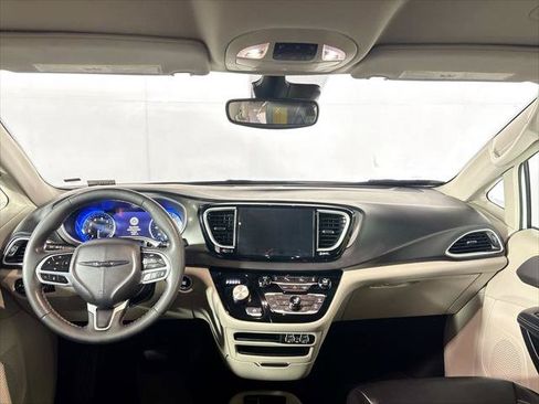 Certified 2023 Chrysler Pacifica Touring-L FWD image 13