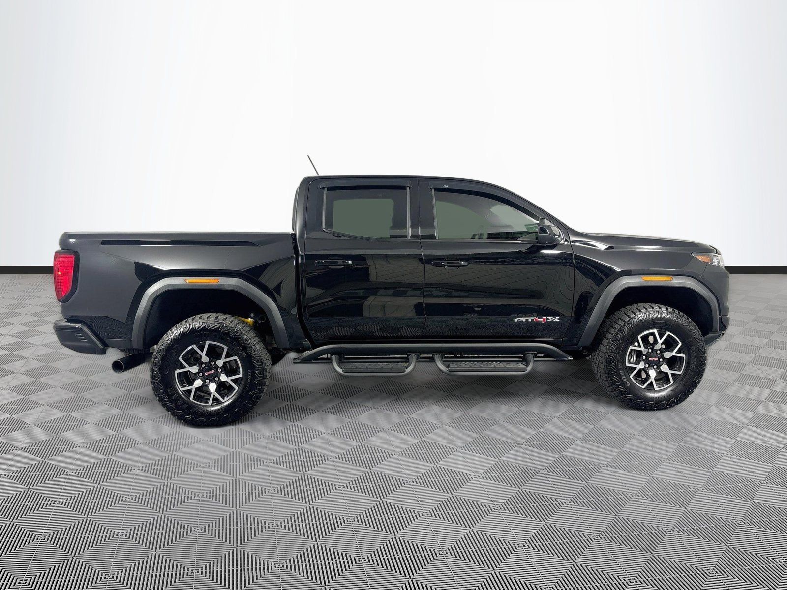 Used 2025 GMC Canyon AT4 w/ AT4X Package AWD/4WD image 8