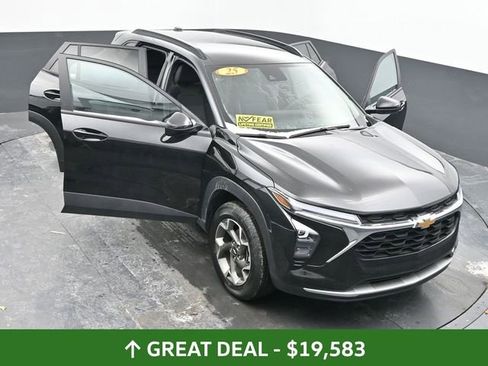Used 2025 Chevrolet Trax LT image 60