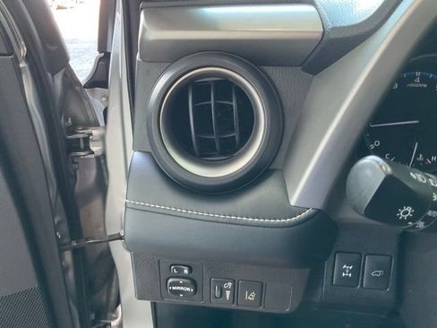 Used 2018 Toyota RAV4 XLE AWD/4WD image 8