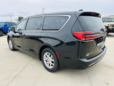 Used 2023 Chrysler Pacifica Touring-L FWD image 37