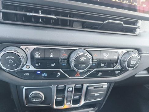 Used 2025 Jeep Wrangler Unlimited Sahara image 28