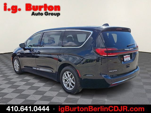 Used 2024 Chrysler Pacifica Touring-L FWD image 4