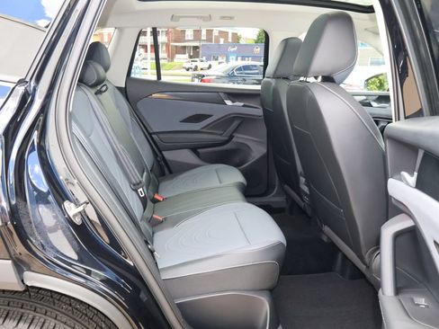 Used 2025 Volkswagen Tiguan SE w/ Panoramic Sunroof Package AWD/4WD image 32