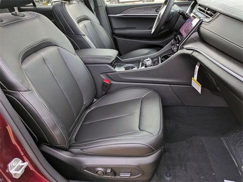 New 2025 Jeep Grand Cherokee Limited w/ Black Appearance Package image 28