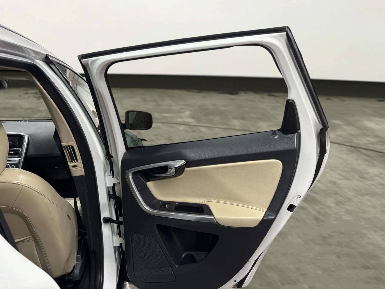 Used 2016 Volvo XC60 T5 Premier w/ Proximity Package FWD image 20