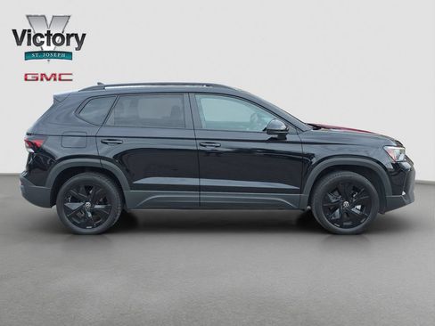 Used 2025 Volkswagen Taos SE w/ Taos MDO Package FWD image 18
