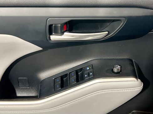 Used 2022 Toyota Highlander XLE image 14