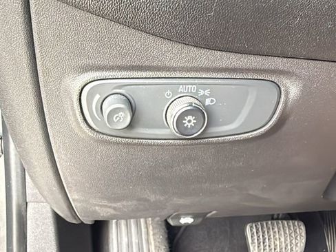 Used 2020 Chevrolet Equinox LS image 38