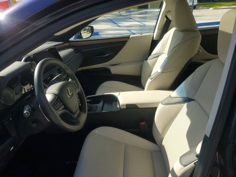 Used 2025 Lexus ES 350 w/ Premium Package image 19