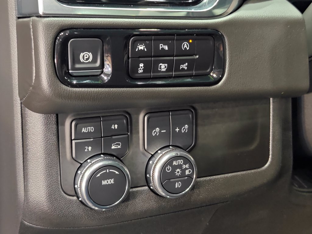 Used 2025 GMC Yukon Denali w/ Sun & Power Step Package AWD/4WD image 8