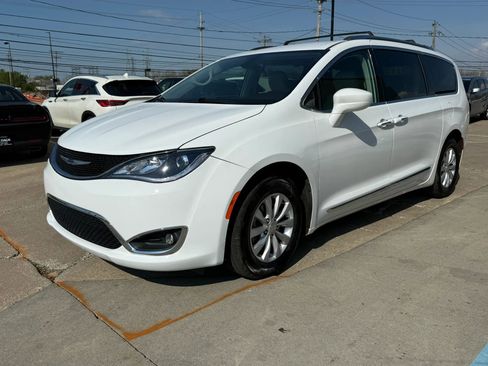 Used 2019 Chrysler Pacifica Touring-L FWD image 6