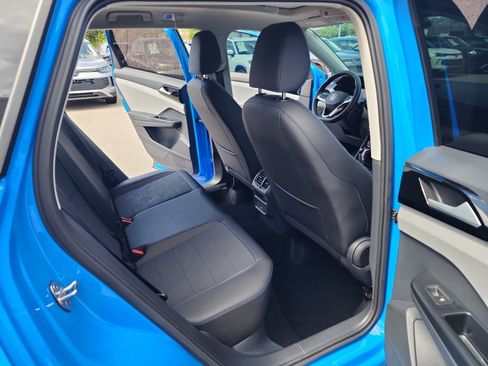 Certified 2024 Volkswagen Taos SE FWD image 18