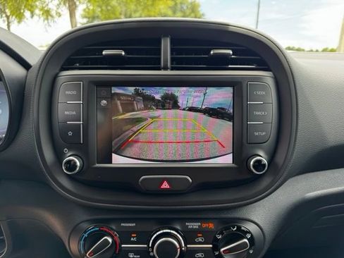 Used 2025 Kia Soul LX w/ LX Technology Package FWD image 29