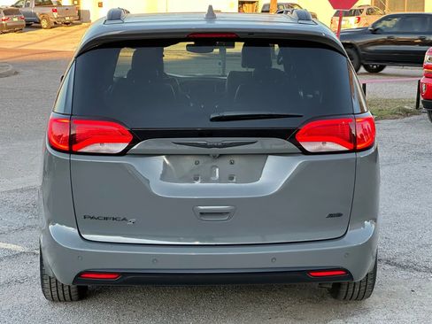 Used 2020 Chrysler Pacifica Touring-L w/ Advanced Safetytec Group image 5