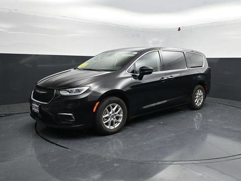 Used 2024 Chrysler Pacifica Touring-L FWD image 3