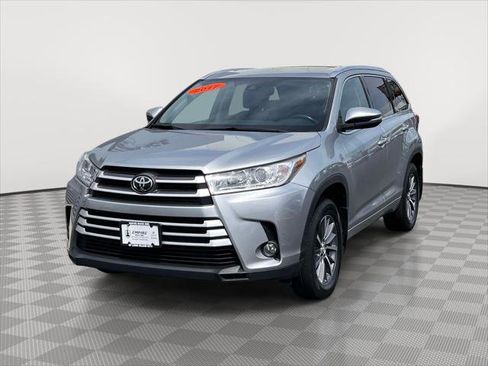 Used 2017 Toyota Highlander XLE AWD/4WD image 3