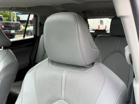 Used 2022 Toyota Highlander Limited AWD/4WD image 3