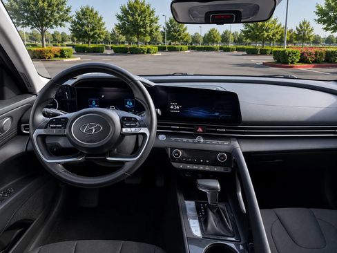 Used 2023 Hyundai Elantra SEL w/ Convenience Package FWD image 13