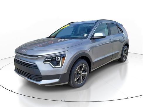 Used 2025 Kia Niro LX image 3