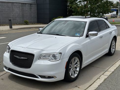 Used 2016 Chrysler 300 C RWD image 1