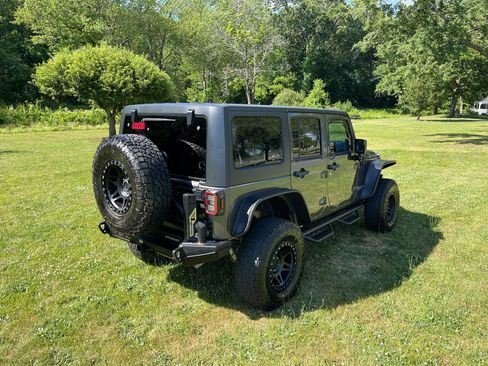 Used 2014 Jeep Wrangler Unlimited Rubicon w/ Connectivity Group AWD/4WD image 12