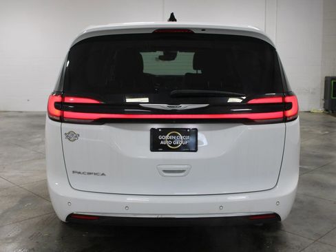 Used 2024 Chrysler Pacifica Touring-L image 8