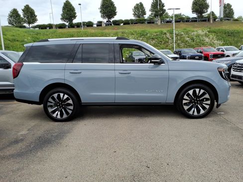 Used 2025 Ford Expedition Platinum w/ Driver's Package AWD/4WD image 5