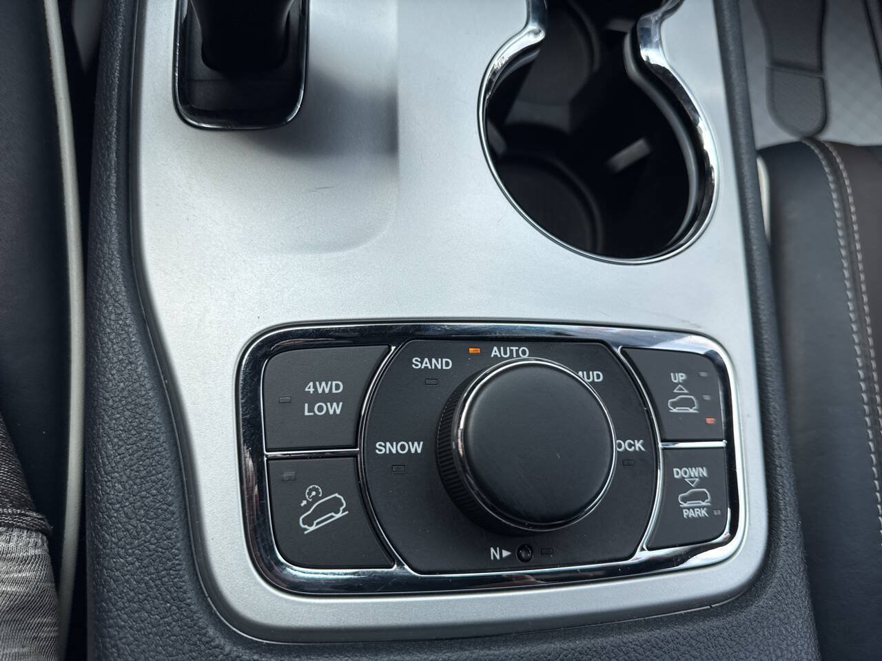 Used 2014 Jeep Grand Cherokee Overland w/ Advanced Technology Group AWD/4WD image 31