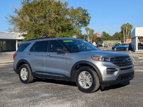 Used 2020 Ford Explorer XLT image 2