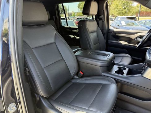 Used 2023 Chevrolet Suburban LT w/ Luxury Package RWD image 25