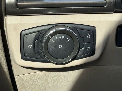 Used 2017 Ford Fusion SE w/ Fusion SE Technology Package image 19